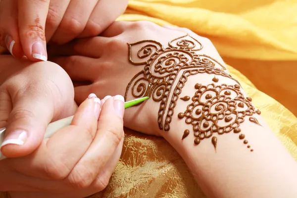 depositphotos_31247307-stock-photo-henna-applying